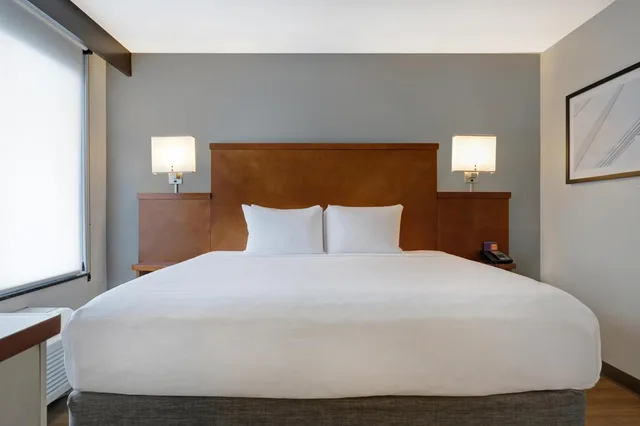 غرفة بسرير كينج مع أريكة في طابق مرتفع، Hyatt Place San Antonio–North/Stone Oak 3/6