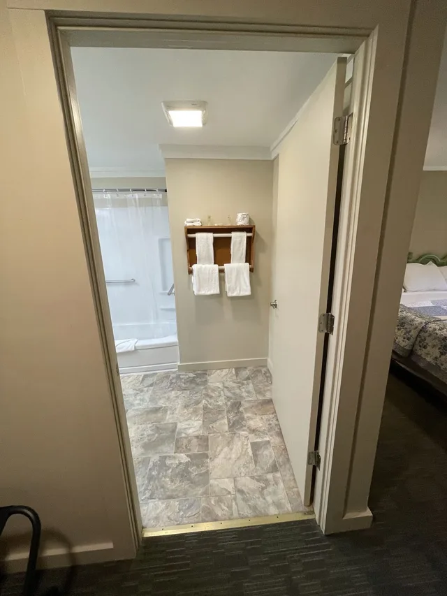 Deluxe, King Bed, Accessible, NORTHERN LIGHTS LODGE 5/5