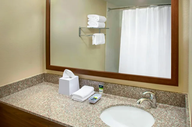 غرفة بسرير كينج، Four Points by Sheraton Charleston 2/2