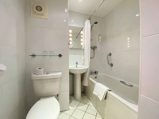 غرفة كبيرة بسرير كينج، Normandy Hotel 9/9