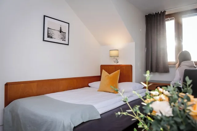 غرفة بسرير مزدوج مفردة بسرير فردي، Hotell Lysekil 3/10