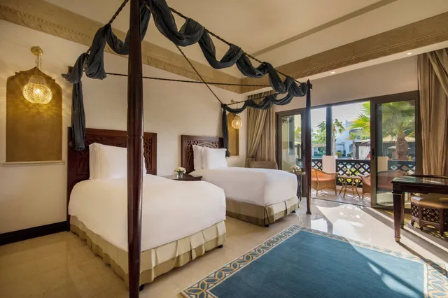 غرفة ديلوكس بسريرين منفصلين بإطلالة على المسبح، Sharq Village & Spa, a Ritz-Carlton Hotel 3/5