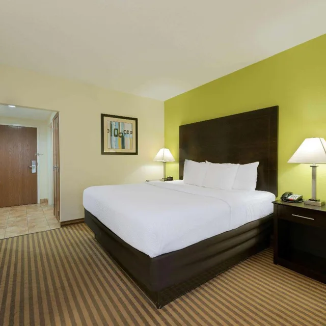 غرفة ديلوكس بسرير كينج مع أريكة، City Express By Marriott Grove City 1/4