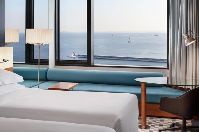 غرفة ديلوكس بسريرين منفصلين بإطلالة على البحر، Sheraton Istanbul Atakoy Hotel 4/6