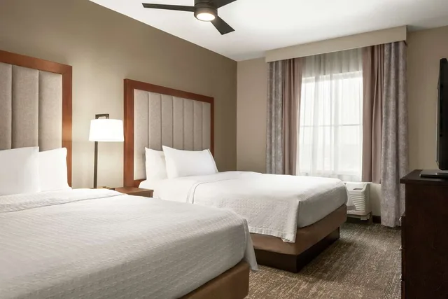 جناح بسرير كينج وسريرين كوين بغرفتي نوم، Homewood Suites Fort Wayne 1/2