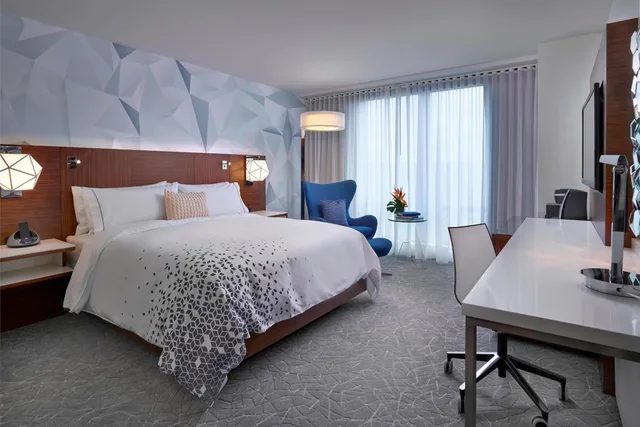 غرفة كلوب بسرير مزدوج، RENAISSANCE EDMONTON AIRPORT HOTEL 1/5