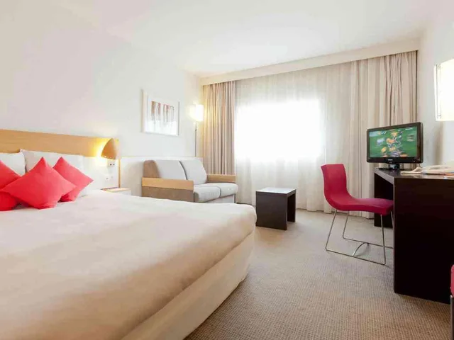 غرفة كلاسيكية عائلية بسرير مزدوج مع أريكة، Novotel Paris Orly Rungis 1/4