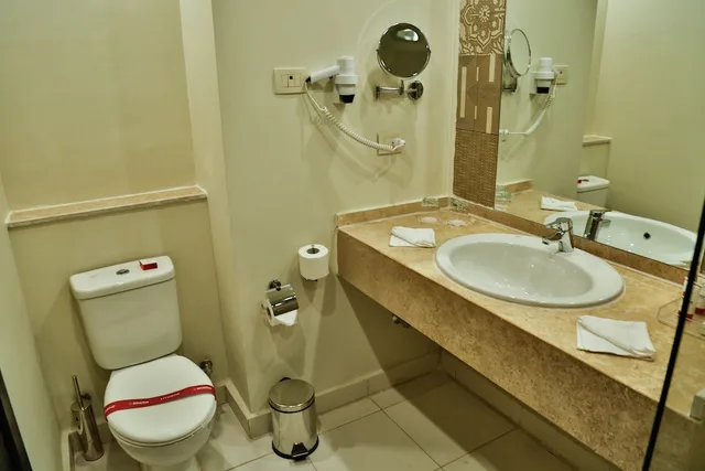 غرفة قياسية بسرير كينج بإطلالة على المسبح، Amarina Abu Soma Resort and Aquapark 2/2