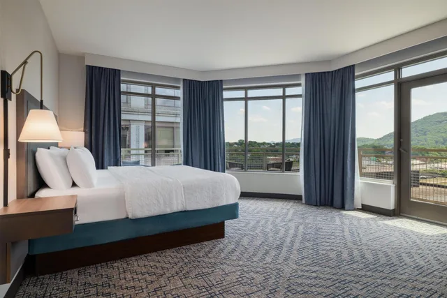 جناح استوديو ركني بسرير كينج بشرفة مع أريكة، Hampton Inn And Suites Roanoke-Downtown 2/6