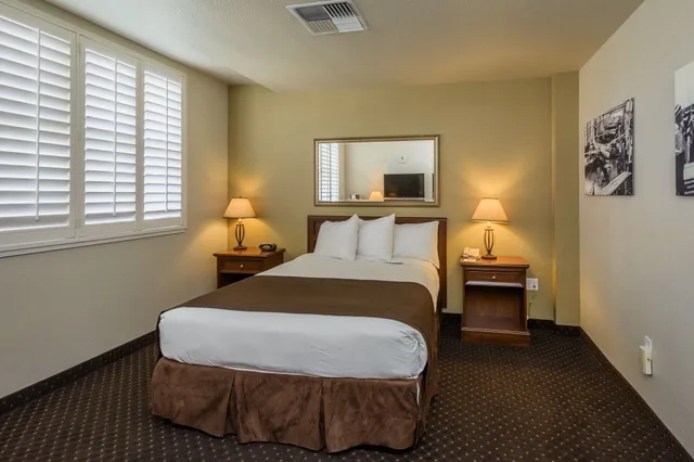 غرفة بسرير كينج، Lions Gate Hotel 4/9