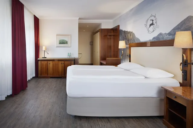 غرفة ديلوكس بسرير كينج بإطلالة على الحديقة، Arabella Jagdhof Resort am Fuschlsee, a Tribute Portfolio Hotel 1/2