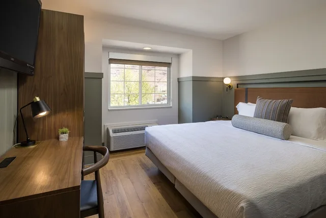غرفة مريحة بسرير كينج، RIVER CANYON LODGE 1/3