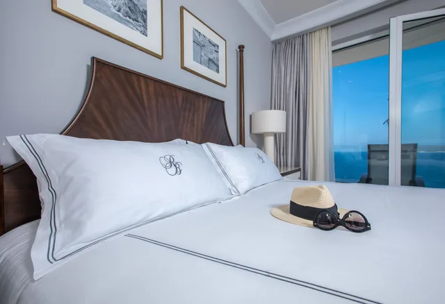 غرفة ديلوكس بسرير كينج بإطلالة على البحر بشرفة، Royal Blue Hotel 3/9