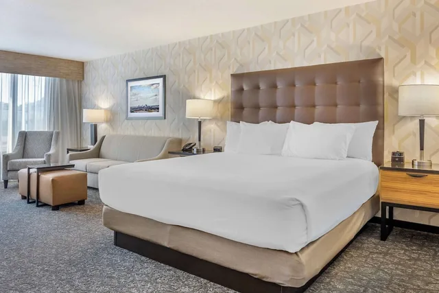 غرفة بسرير كينج مع أريكة في طابق مرتفع، Drury Inn and Suites Southwest St. Louis 1/3