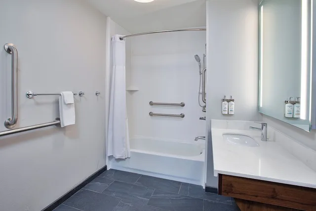 جناح استوديو بسرير كوين بمطبخ لذوي الإعاقة، Staybridge Suites Bismarck 4/5