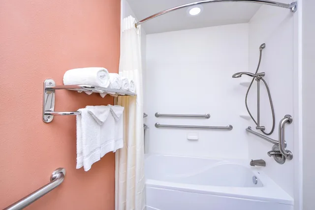 غرفة بسرير كينج بحوض جاكوزي لذوي الإعاقة، Sleep Inn Suites Austin Northeast 7/8