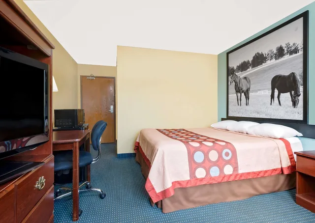 غرفة قياسية بسرير كوين، Super 8 by Wyndham Somerset 1/7
