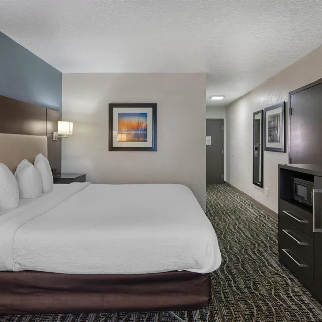 غرفة بسرير كينج بحوض استحمام لذوي الإعاقة، Best Western Waldo Inn and Suites 2/7