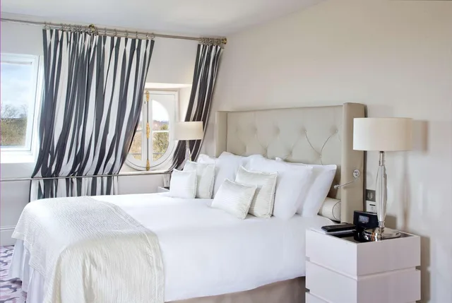 Palace, 5 Star, Suite, King Bed, Castle View، Waldorf Astoria Versailles Trianon Palace 2/3