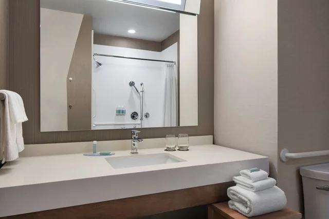 غرفة بسرير كينج مع أريكة، Courtyard By Marriott Fayetteville Fort Bragg Spring Lake 8/10