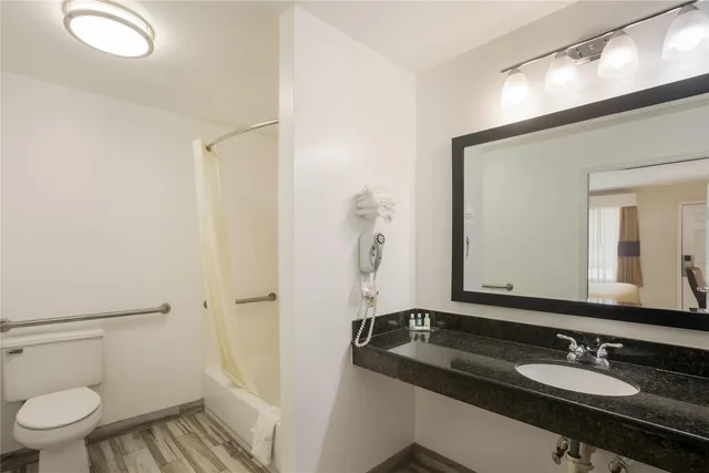 غرفة بسرير كينج للمدخنين لذوي الإعاقة، Quality Inn & Suites Greensboro near Lake Oconee 3/5