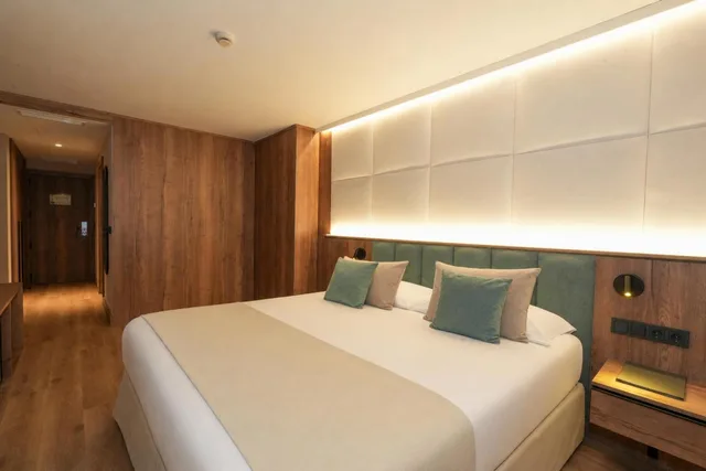 غرفة ديلوكس بسرير مزدوج بشرفة، Diana Parc Hotel 1/5