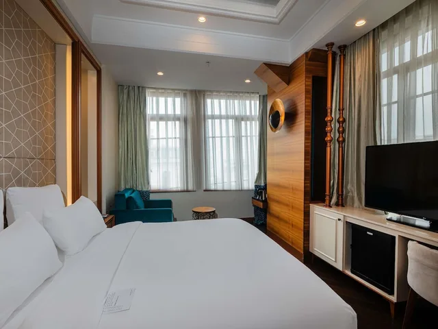 Junior Suite, King Bed, Mercure Istanbul Sirkeci 1/8