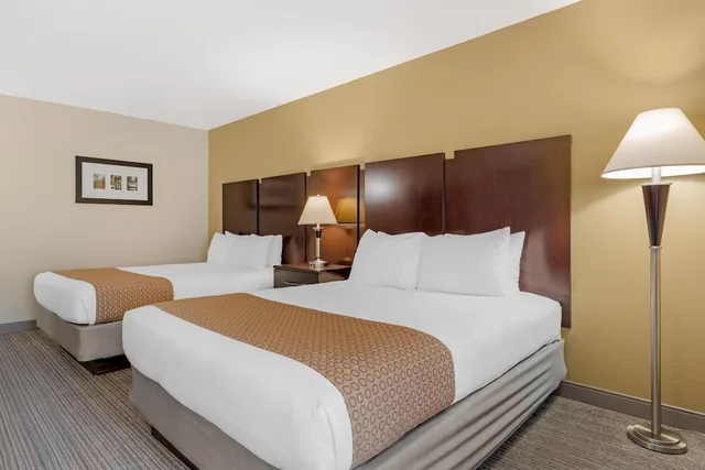 Standard, 2 Queen Beds, Golf Course View, Balcony، Best Western Plus Plaza by the Green 6/8