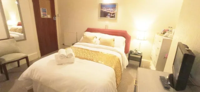 Superior Double Room, OYO Lily Hotel Blackpool 3/5