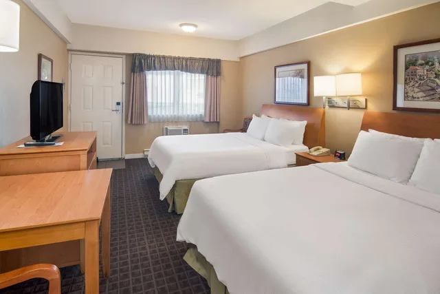 غرفة بسريرين مزدوجين، SureStay by Best Western North Vancouver Capilano 2/5