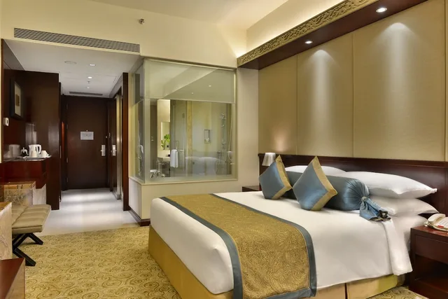 غرفة قياسية بسرير كينج، Crowne Plaza Ahmedabad City Centre 8/8