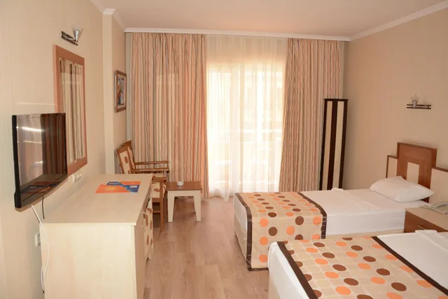 غرفة قياسية بسرير كوين وسرير فردي مع أريكة، Stella Beach Hotel 6/10