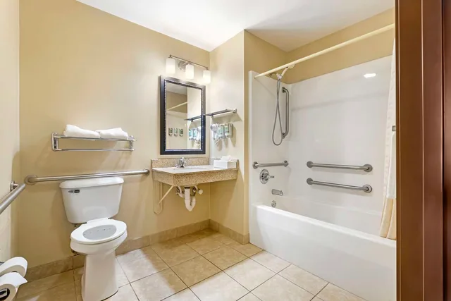 غرفة بسريرين كوين بحوض استحمام لذوي الإعاقة، Best Western Wittenberg Inn 4/4
