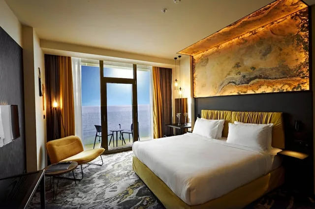 جناح بريميوم بسرير كينج بإطلالة على البحر مع أريكة بمطبخ صغير، Miramare Magnetic Beach Hotel 4/9