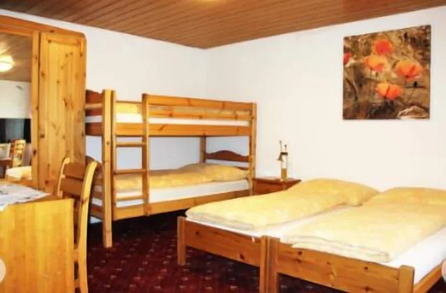 غرفة عائلية بسريرين منفصلين وسرير بطابقين، Hotel Eigerblick 2/5