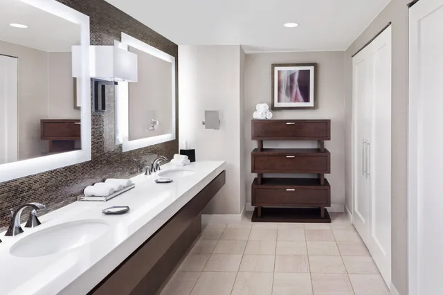 غرفة كلوب بسرير كينج بإطلالة على المدينة مع أريكة، The Westin Buckhead 7/8