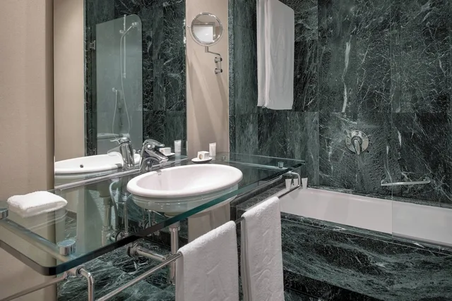 غرفة قياسية بسريرين منفصلين بإطلالة، Ac Hotel Malaga Palacio By Marriott 5/8