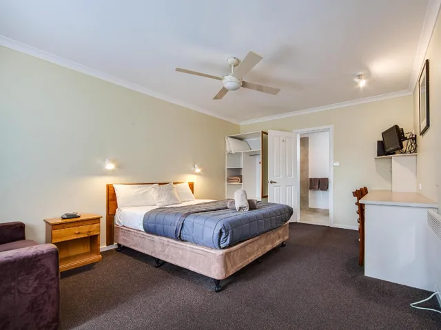 غرفة بسرير كوين، Wintersun Gardens Motel 2/2