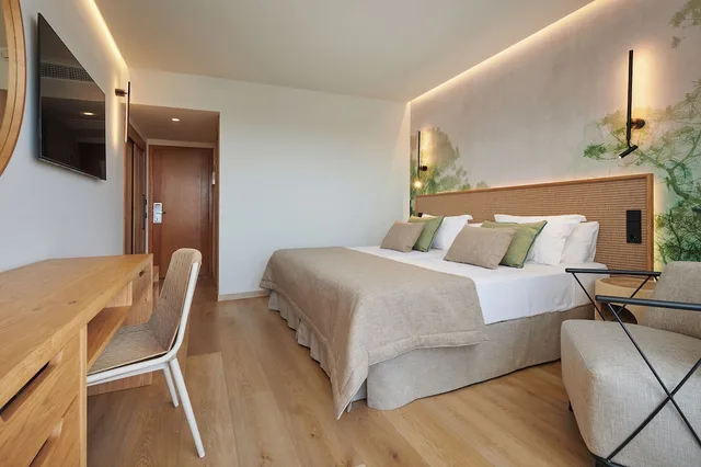 غرفة بريميوم بسريرين منفصلين بإطلالة جزئية على البحر، Grupotel Cala Marsal Nature Hotel 2/3
