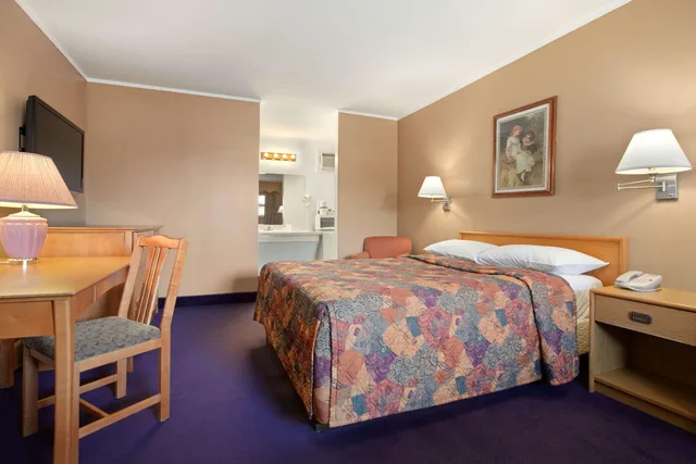 جناح بسرير كوين، Travelodge By Wyndham Moose Jaw 1/1