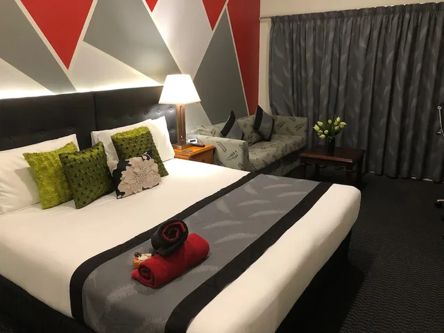 غرفة تنفيذية بسرير كينج بإطلالة على البحيرة مع أريكة، Silver Fern Lodge 4/5