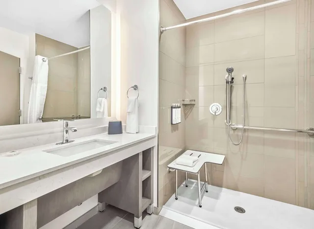 Room, King Bed, Den, Accessible، Hyatt House Houston Medical Center 3/4