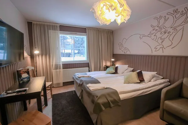 غرفة قياسية بسريرين منفصلين في الملحق، Hullu Poro Hotel 3/5