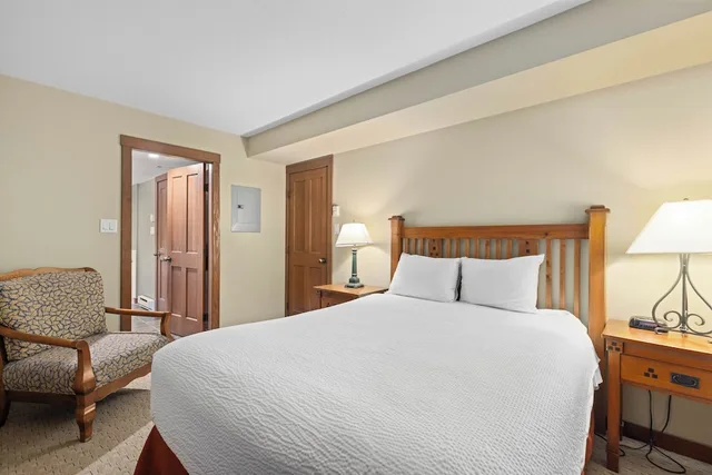 غرفة بسرير بطابقين وسريرين كوين بـ3 غرف نوم مع أريكة، Horstman House By Whistler Premier 2/10