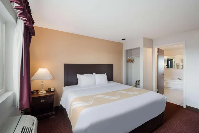 Efficiency, Suite, King Bed، Quality Inn Grand Suites Bellingham 2/3