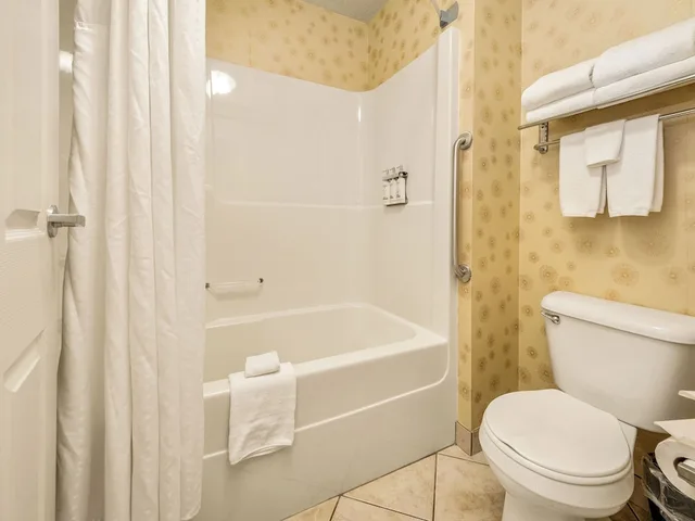 جناح بسريرين كوين بغرفة نوم واحدة مع أريكة، HOLIDAY INN LETHBRIDGE 6/8