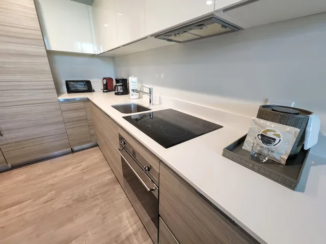 شقة سكنية ديلوكس بسرير كينج بإطلالة على المدينة بغرفة نوم واحدة مع أريكة، CH Luxury Condos & Studios On The Beach 4/4