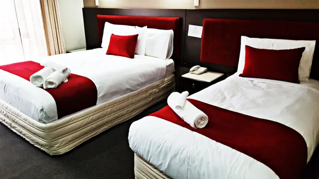 Premium, 1 Queen and 1 Single Bed, Auckland Airport Kiwi Hotel 7/9