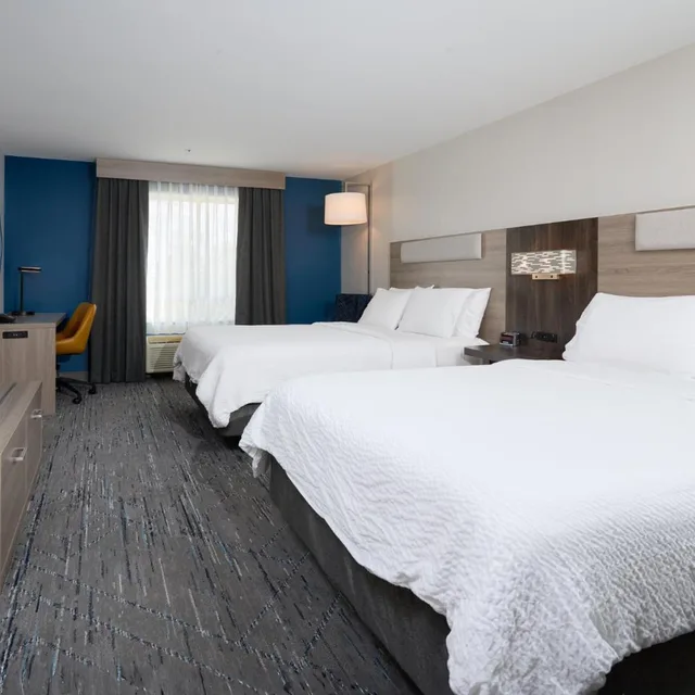 غرفة تنفيذية بسريرين منفصلين، Holiday Inn Express Hotel Suites Swift Current 2/4