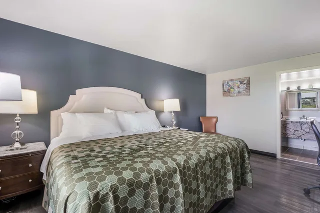 غرفة بسرير كينج، Econo Lodge Neenah 6/9